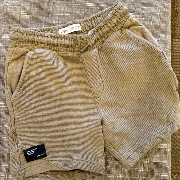 Zara fun and neutral boys' shorts bundle
( 3 pairs) - Picture 7 of 9